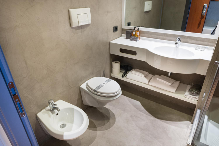 Bathroom 4, Point Hotel, Padua