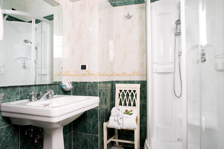 Bathroom 5, Upper View Suite, Rome