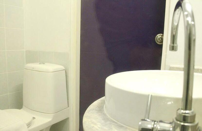 Bathroom 16