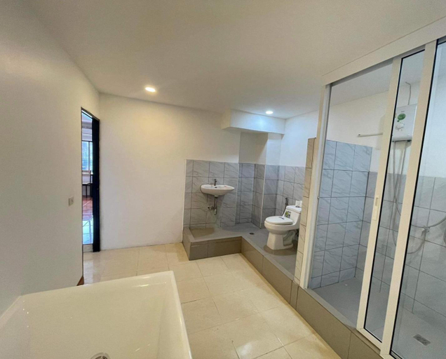 Bathroom 3, The Sports Lounge, Pattaya