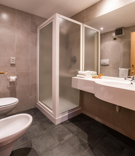 Bathroom 4, Garni Aritz, Trento
