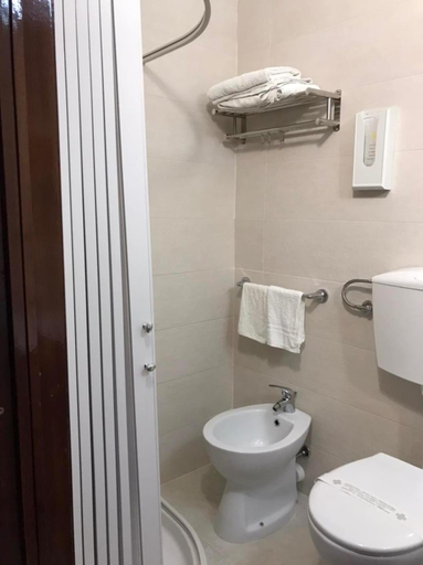 Bathroom 4, Albergo Europa, Lecce