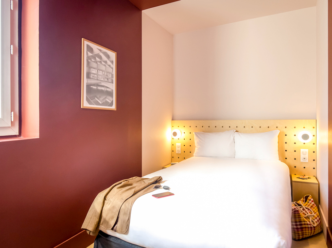 Bedroom 3, greet Hotel Marseille Centre Saint Charles, Bouches-du-Rhône