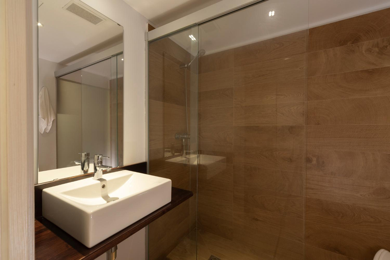 Bathroom 3, Epsilon Alcaniz Hotel, Teruel
