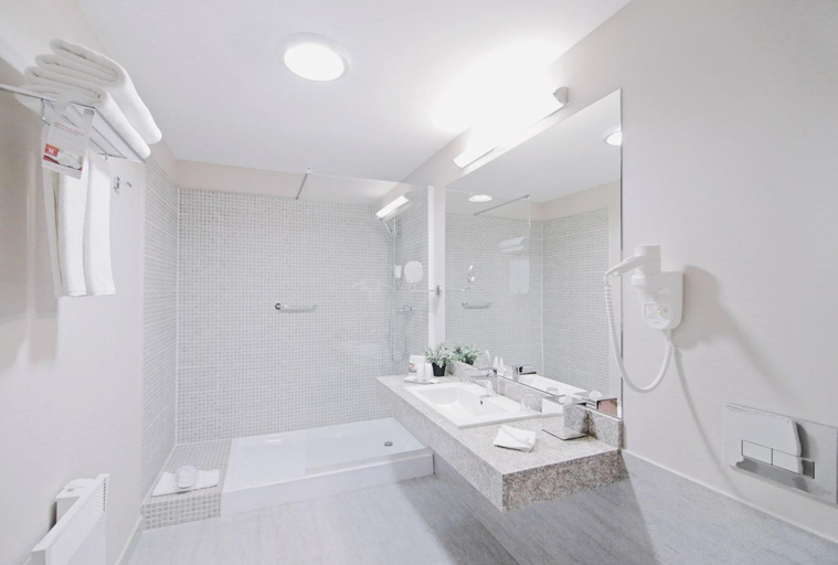 Bathroom 5, Ramada Plaza by Wyndham Craiova, Craiova