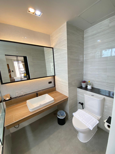 Bathroom 16