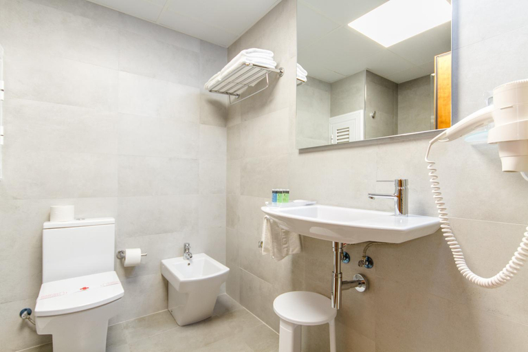 Bathroom 3, Hotel Castilla Alicante, Alicante