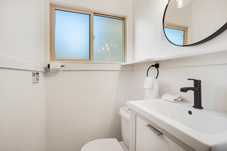 Bathroom 3, Mount Constance, Room 10 at Mount Walker Inn, Jefferson