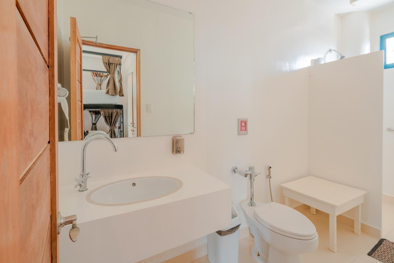 Bathroom 2, Hop Hostel, Coron