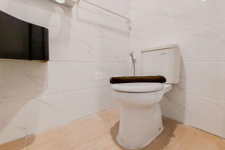 Bathroom 3, Relax Studio at Sky House Alam Sutera By Travelio, Tangerang