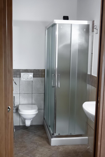 Bathroom 3, Corte San Petronio, Bologna
