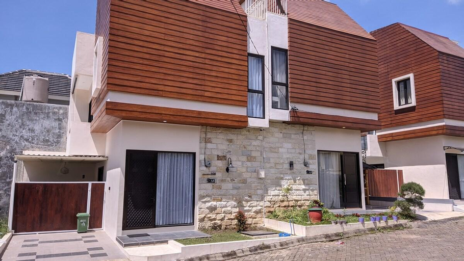 Exterior & Views 1, COCO Villa |3BR|Pool-Rooftop-BBQ, Malang