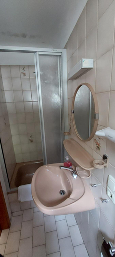 Bathroom 5, Black Bear Bikers Pub-Hotel, Birkenfeld