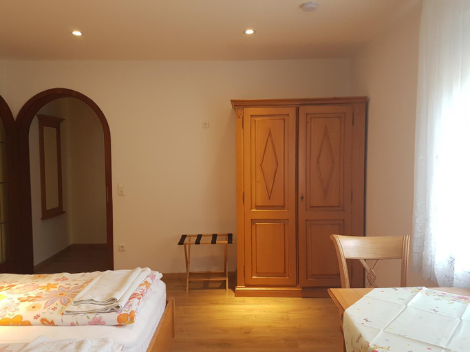 Others 3, Waldpension, Regensburg