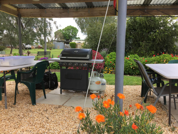 Food & Drinks 3, Donald Riverside Motel, Buloke - South