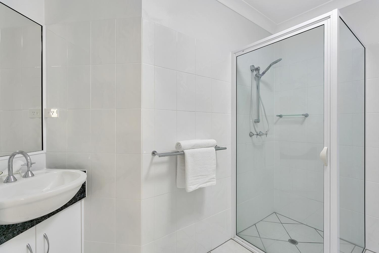 Bathroom 4, Beachfront On Trinity Apartments, Cairns