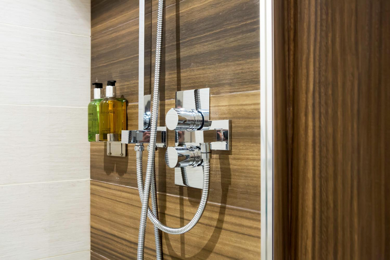 Bathroom 2, Hotel 7, Dublin