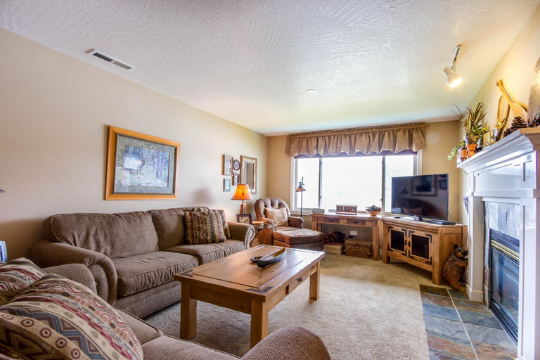 Lazy on the Lakefront (F205), Kootenai