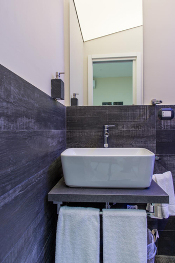 Bathroom 2, Morra's Home, Napoli