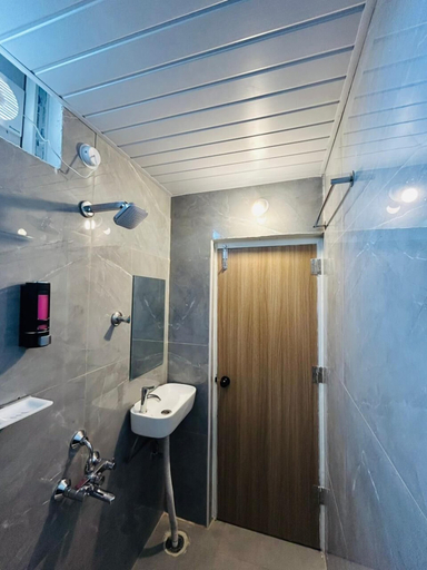 Bathroom 5, WILDWINGS PREMIUM HOTEL, Hyderabad