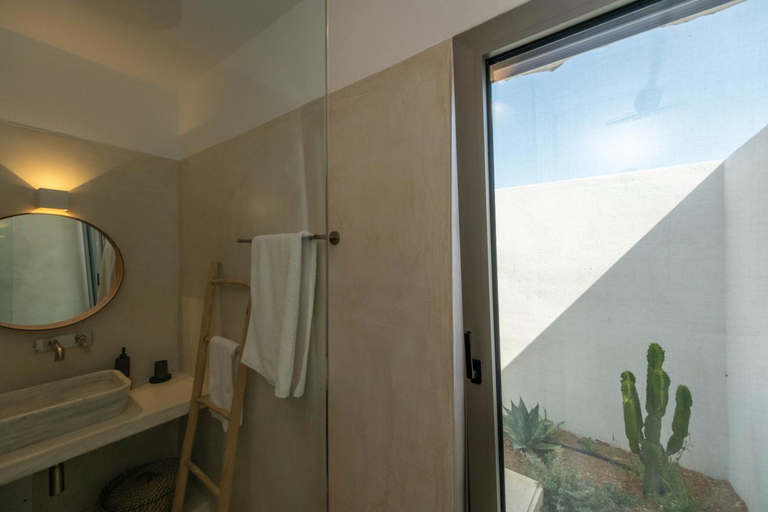 Bathroom 4, Oskelos, South Aegean