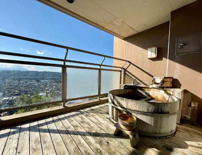 Exterior & Views 7