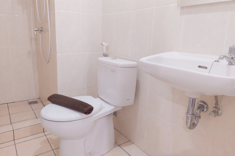Bathroom 5, Comfy and Spacious 2BR Apartment at M-Town Residence By Travelio, Tangerang