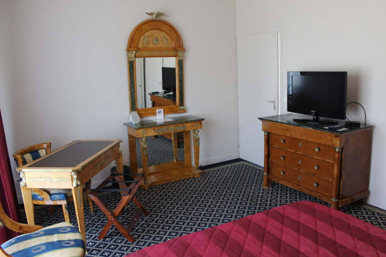 Bedroom 3, Hotel Fleur de Lys Hazebrouck, Nord