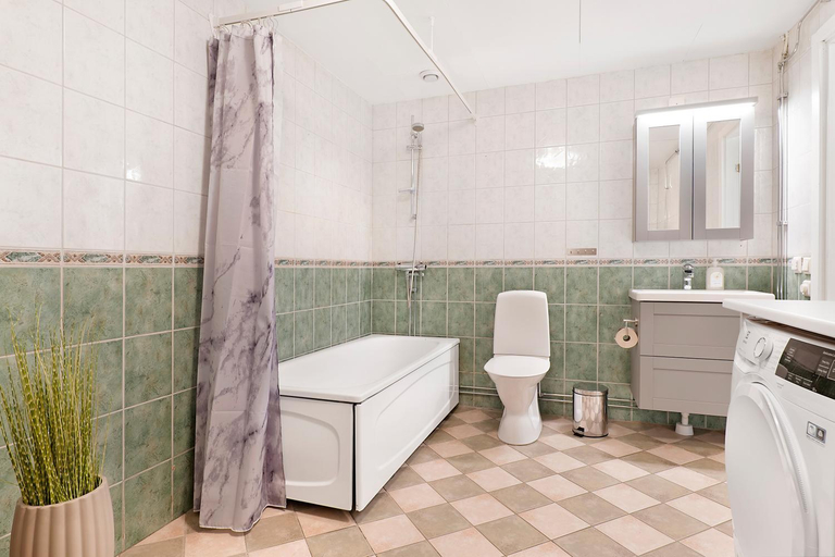 Bathroom 2, Guestly Homes - 4BR Villa with 2 Showers, Boden