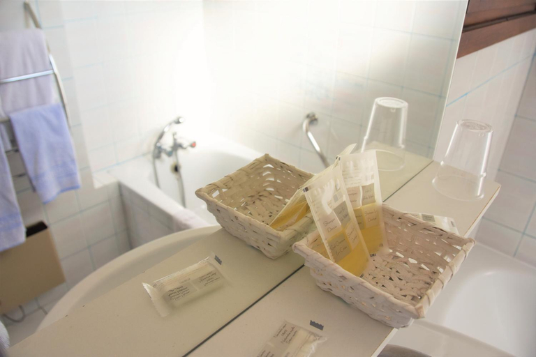 Bathroom, L'Etape Gasconne, Lot-et-Garonne
