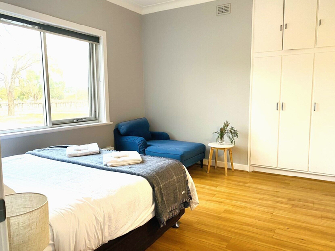 Bedroom 3, Barossa Getaway GabbyHouse with Vineyard, Light