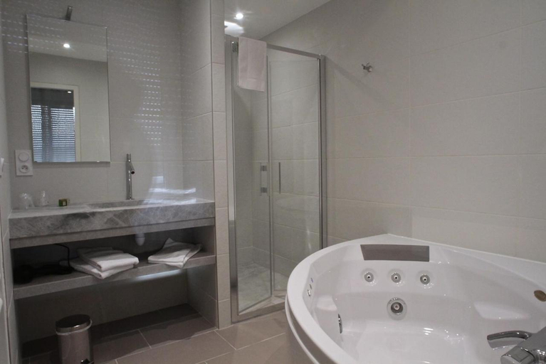 Bathroom 3, Hostellerie Saint Germain, Jura