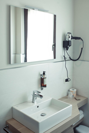 Bathroom 3, Hotel La Pina, Brescia