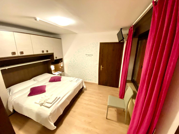 Bedroom 3, Hotel B&B Lorenzini Ski, Belluno