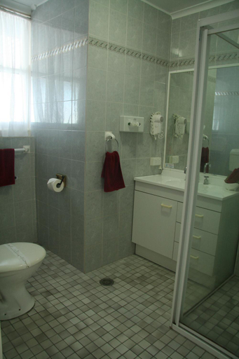 Bathroom, Colonial Court Motor Inn, Kempsey