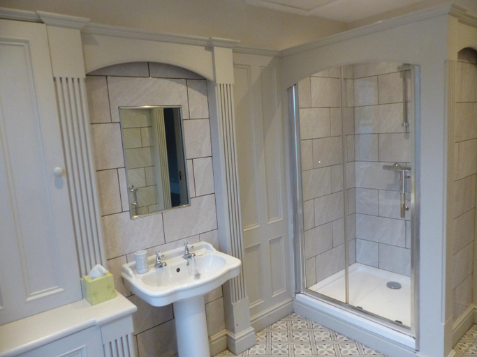 Bathroom, Four Seasons Guesthouse, Derbyshire