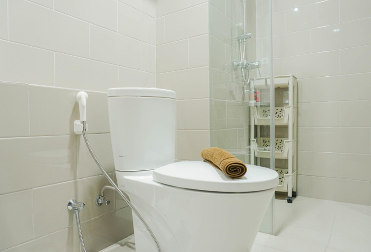 Bathroom 5, Elegant and Spacious 1BR at Citralake Suites Apartment By Travelio, Jakarta Barat