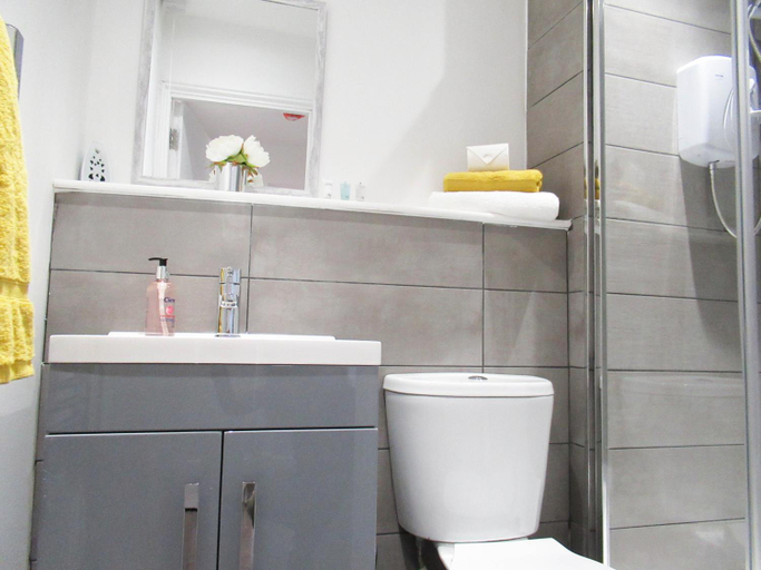 Bathroom 3, Queen Street Apartments, Wolverhampton