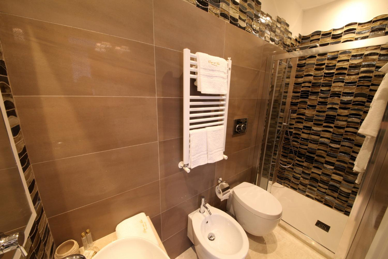 Bathroom 5, Playa del Mar, Bari