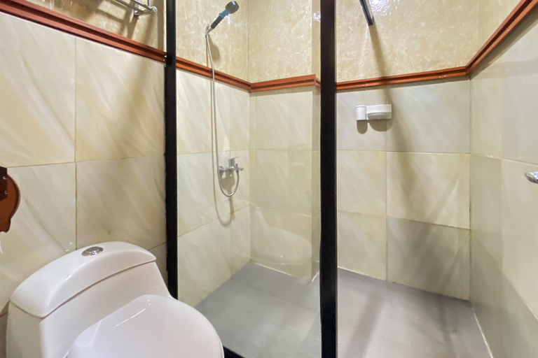 Bathroom 3, MVA Hotel Cafe and Resto Mitra RedDoorz, Bogor