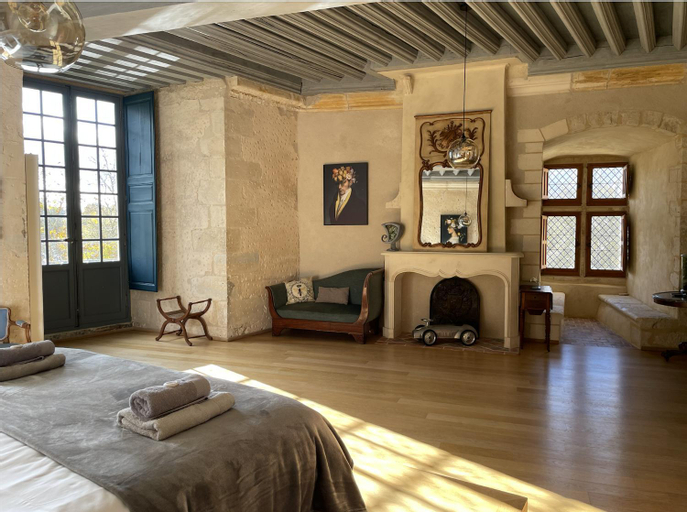 Bedroom 2, Chambre Isabeau de Sully au chateau de Meauce, Nièvre