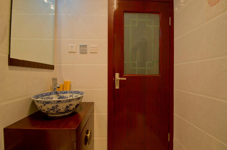 Bathroom 4, Qianmen Courtyard Hotel, Beijing