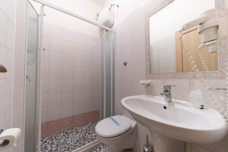 Bathroom 4, Hotel Florida, Teramo