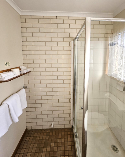 Bathroom 4, Alfred Motor Inn, Ballarat  - Inner North