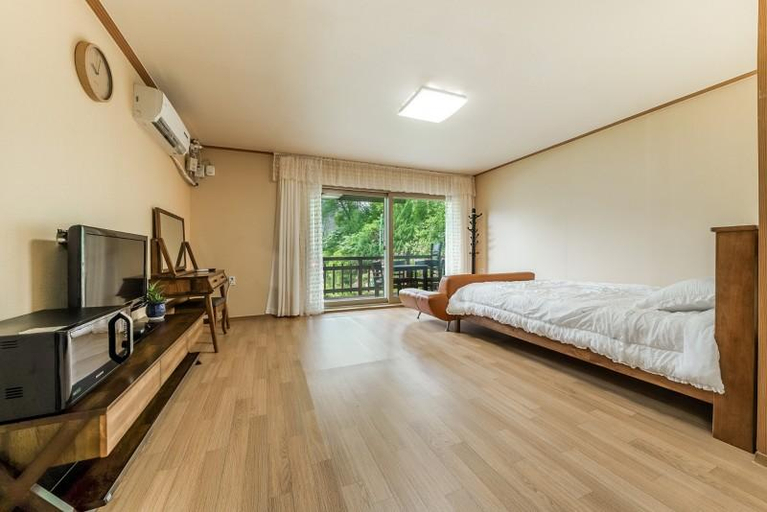 Bedroom 2, Hongcheon Mont Blanc Pension (Near Ocean World, Golf Course), Chuncheon