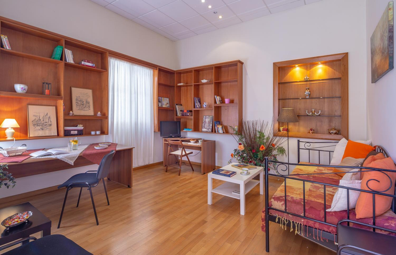 Food & Drinks, Stately central apartment, 80 m2, 7' from metro, Attica
