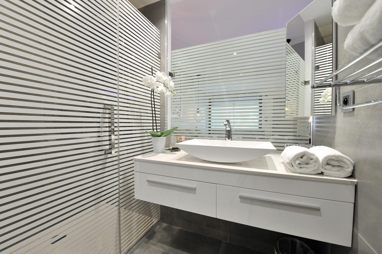 Bathroom 2, Le Spinaker, Gard