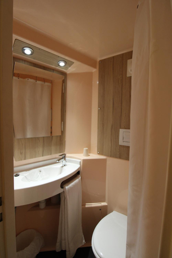 Bathroom 4, Hotel Premiere Classe Melun Senart - Vert Saint Dennis, Seine-et-Marne
