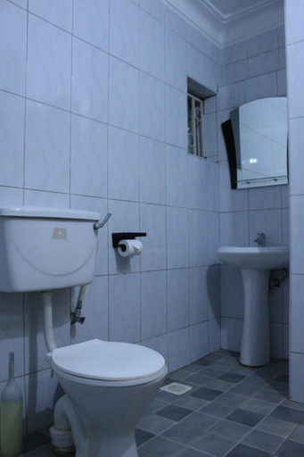 Bathroom 4, Chel and Vade Cottages, Jinja