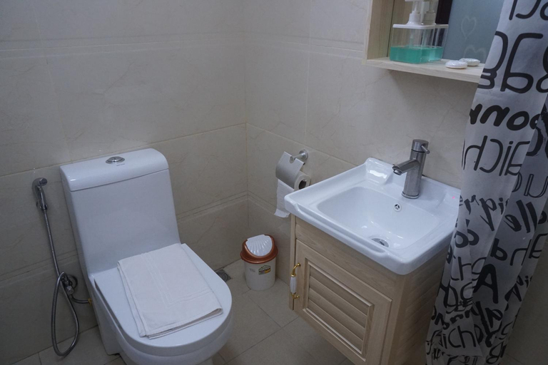 Bathroom 2, Happy Ours Guesthouse